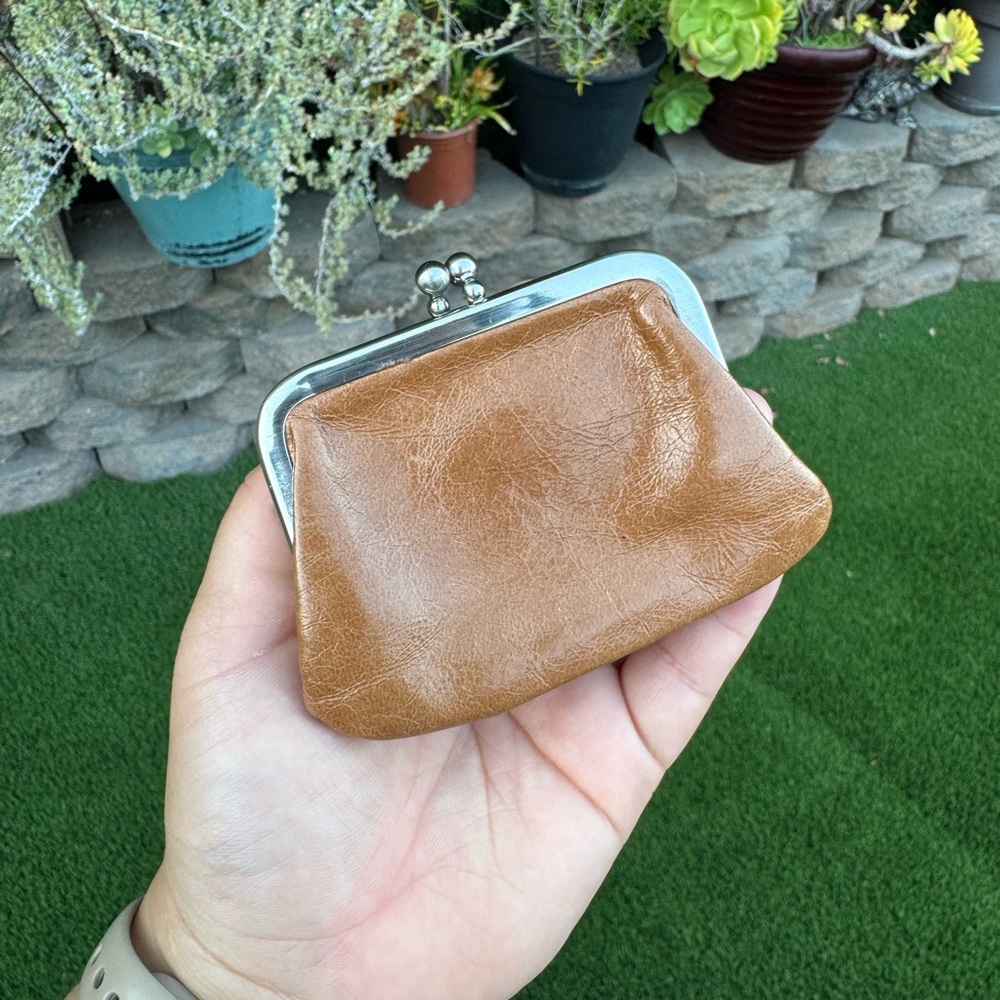 Vintage Kisslock Wallet Coin Purse – British Tan Camel with Silver Nickel HW